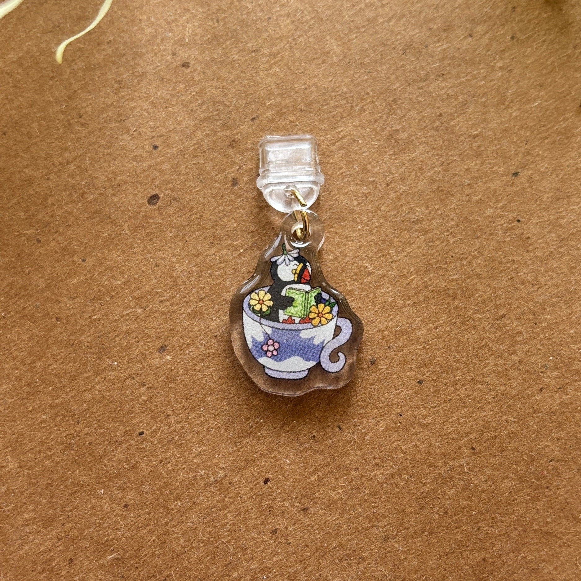 Cozy Puffin Reading Card USB-C Dust Charm
